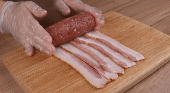 Enroladinho de bacon com carne moída
